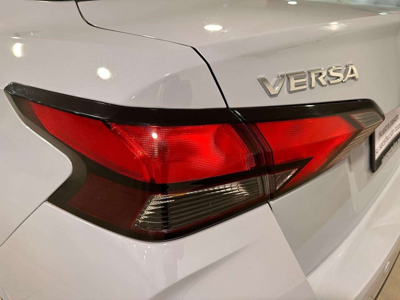 2024 Nissan Versa 4 pts. Exclusive, CVT, a/ac. Aut., piel, f. niebla, f. led, RA-17